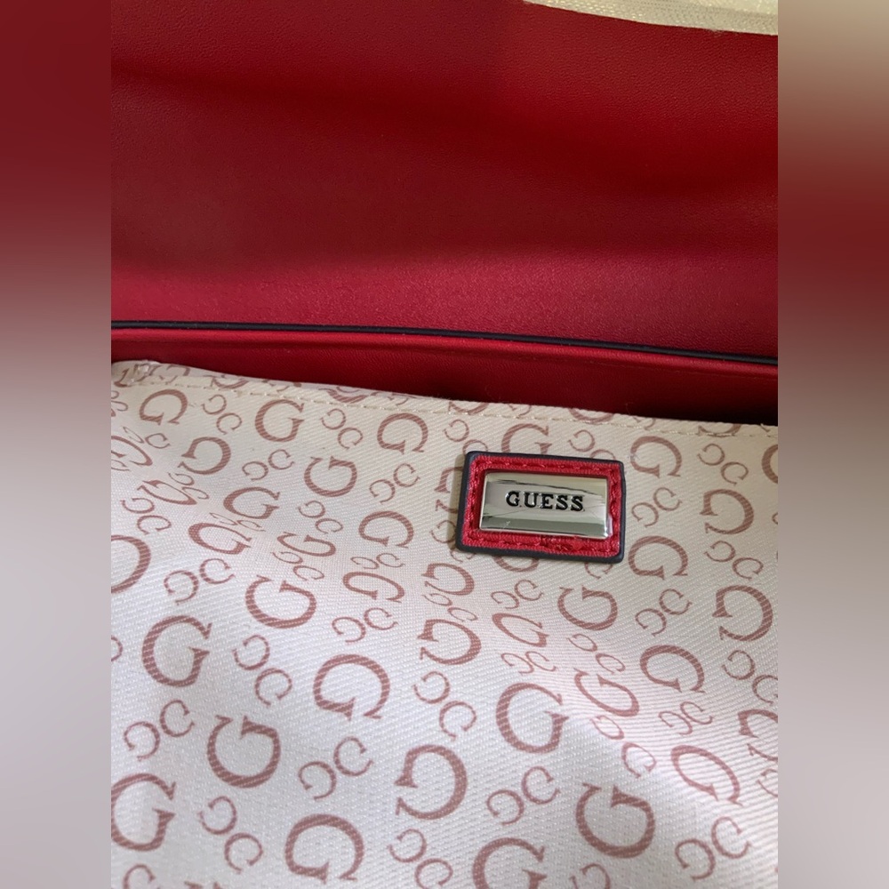 GUESS - Picture 10 of 11